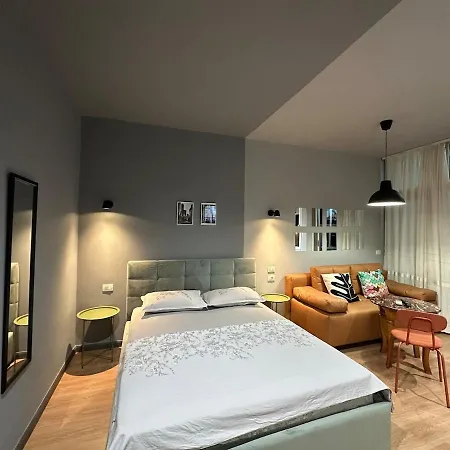 Compact Chic Design Τίρανα