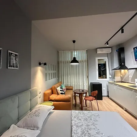 Compact Chic Design * Τίρανα