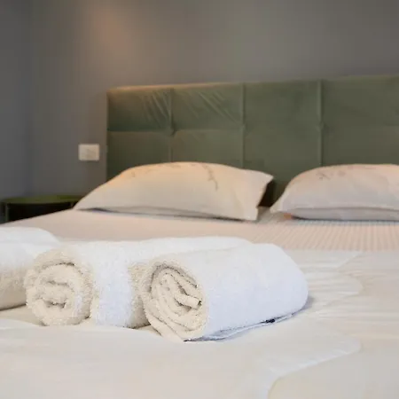 Compact Chic Design Τίρανα