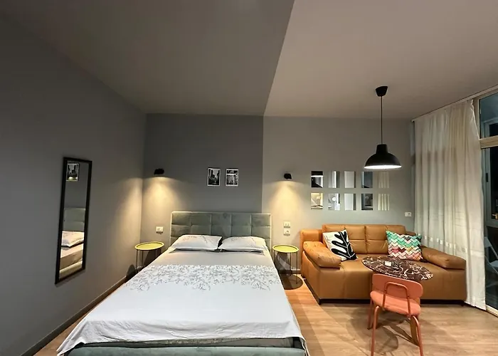 Compact Chic Design * Τίρανα