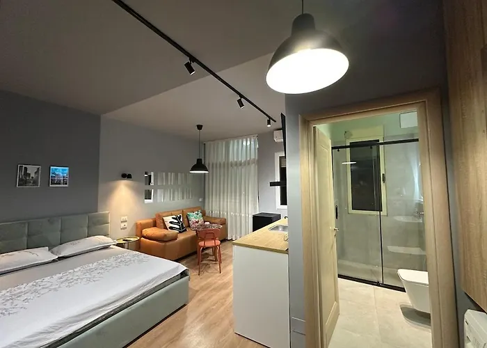 Compact Chic Design * Τίρανα