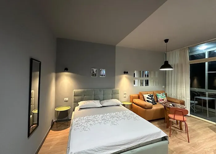 Compact Chic Design Τίρανα