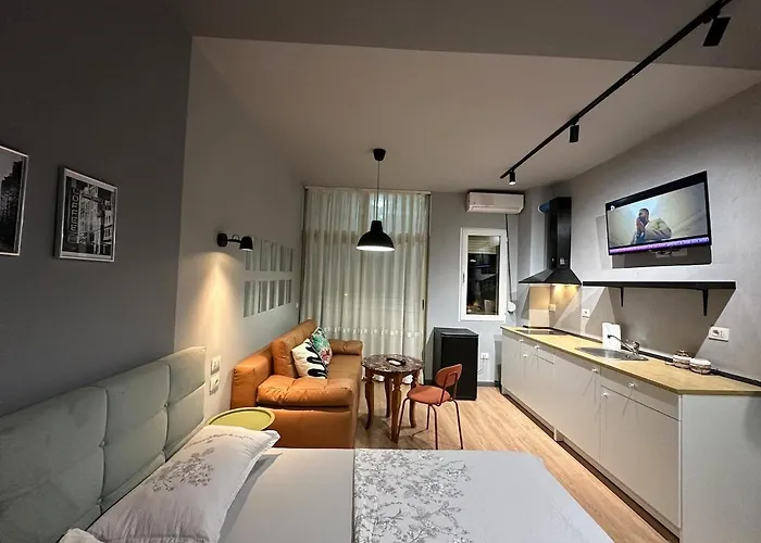 Compact Chic Design * Τίρανα