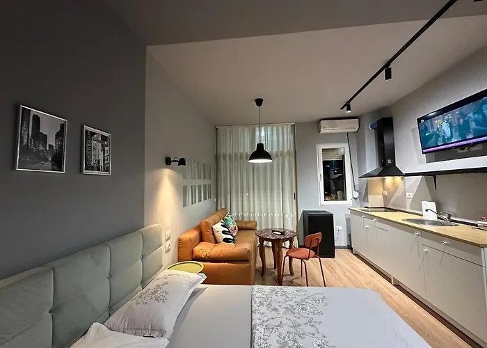 Compact Chic Design * Τίρανα