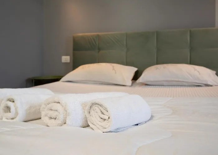 Compact Chic Design Τίρανα