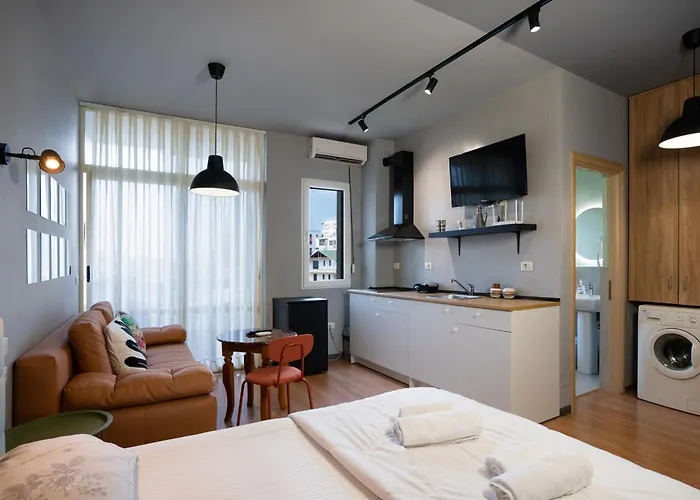 Compact Chic Design Τίρανα