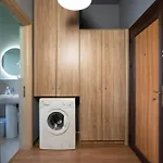 Compact Chic Design * 地拉那