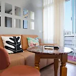 Compact Chic Design 地拉那