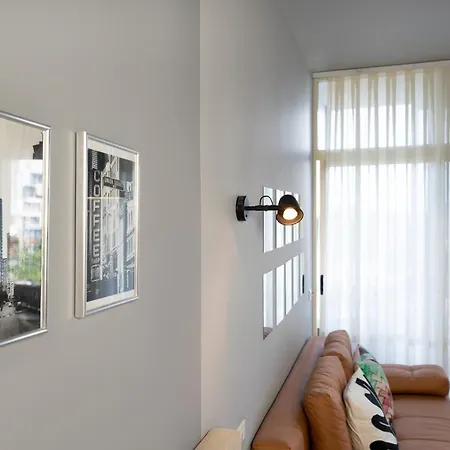 Compact Chic Design * טיראנה