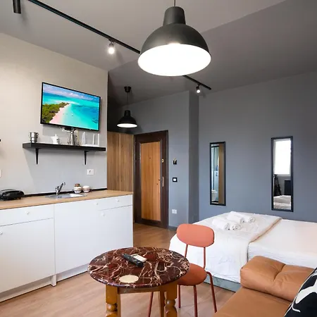 Compact Chic Design טיראנה