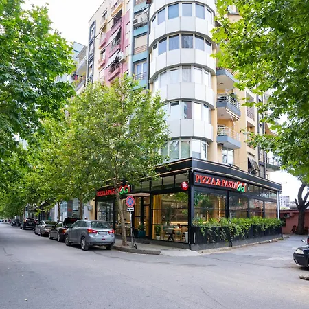 Compact Chic Design * טיראנה